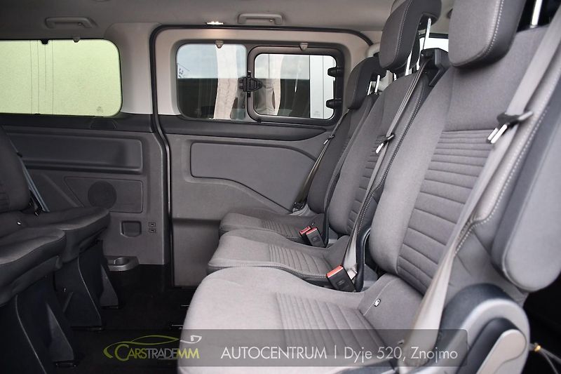 Ford Tourneo Custom 2.0EcoBlue 8.MÍST TITANIUM - fotka 16 z 43