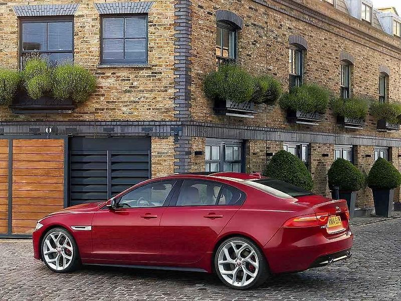 Jaguar XE.