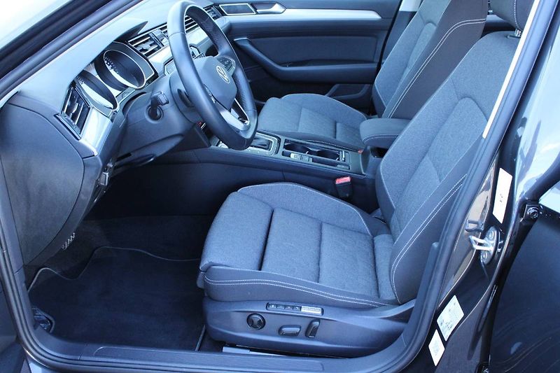 Volkswagen Passat (2022) 1.5 TSI 110kW DSG Head UP disp - fotka 11 z 35