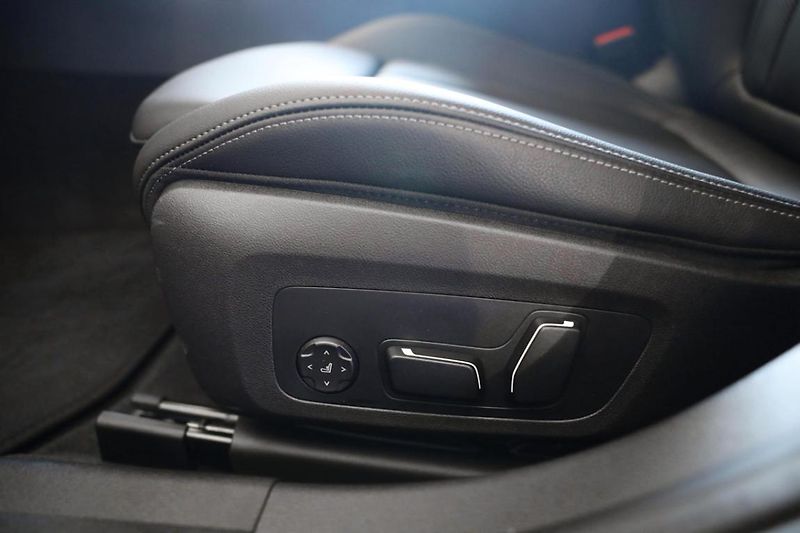 BMW Řada 3 330d xDrive Sedan - fotka 23 z 27