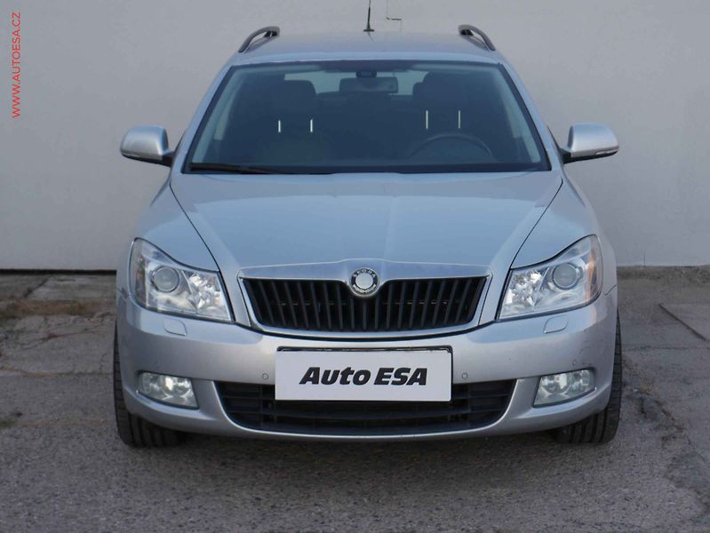 Škoda Octavia (2010) 2.0TDi 4x4, Navi, xenon - fotka 2 z 21