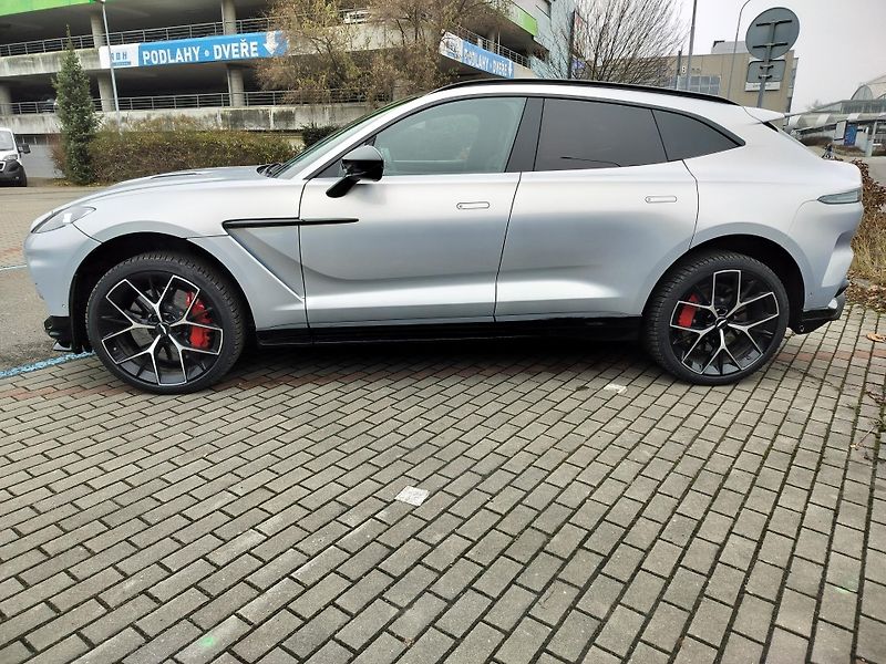 Aston Martin DBX 707 23