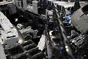 Instalace modelu stavebnice Peugeot Le Mans za účasti designera společnosti Lego