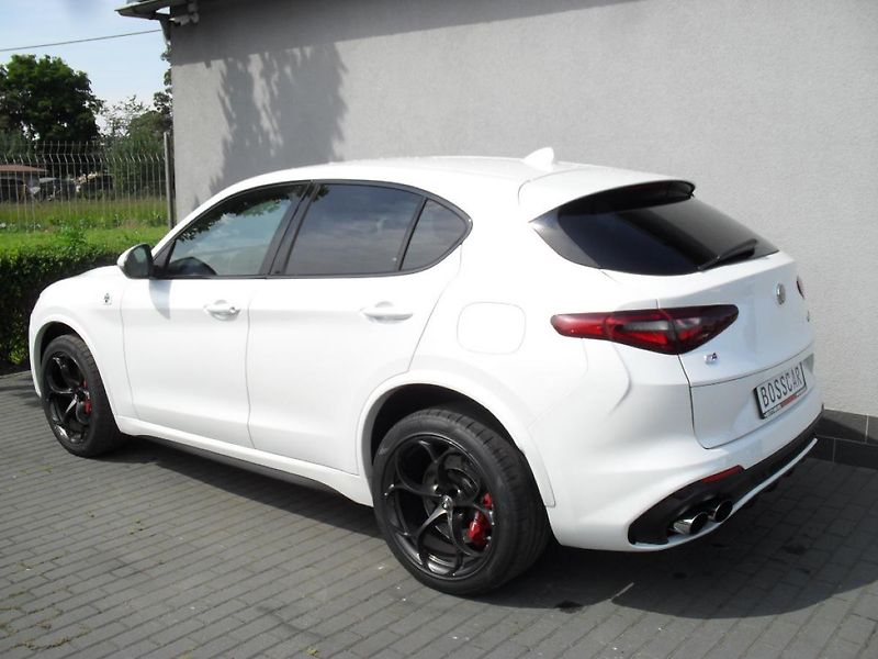 Alfa Romeo Stelvio 2,9 Bi-Turbo V6 Quadrifoglio - fotka 3 z 32