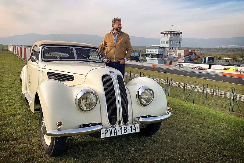 Start první jízdy Oldtimer Expressu v Praze.