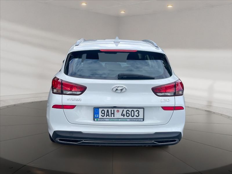 Hyundai i30 1,5 i Family Comfort - fotka 5 z 11
