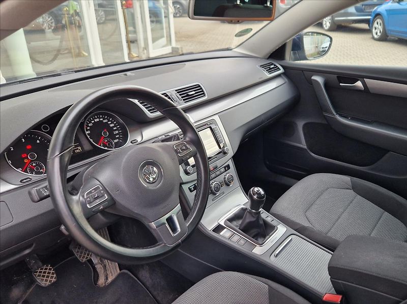 Volkswagen Passat 2,0 TDi 103kW KAMERA NAVI +ZIM - fotka 20 z 34