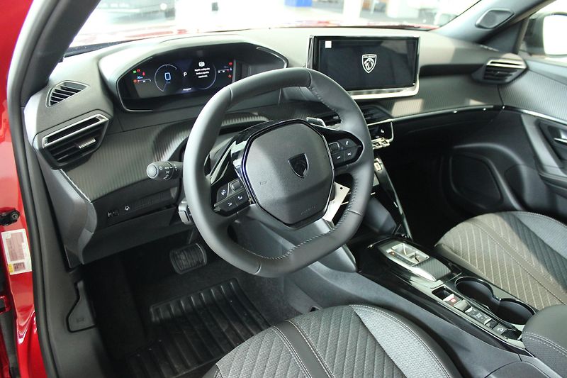 Peugeot 2008 (2026) 2008 ALLURE Hybrid 110 e-DCS6 - fotka 7 z 17