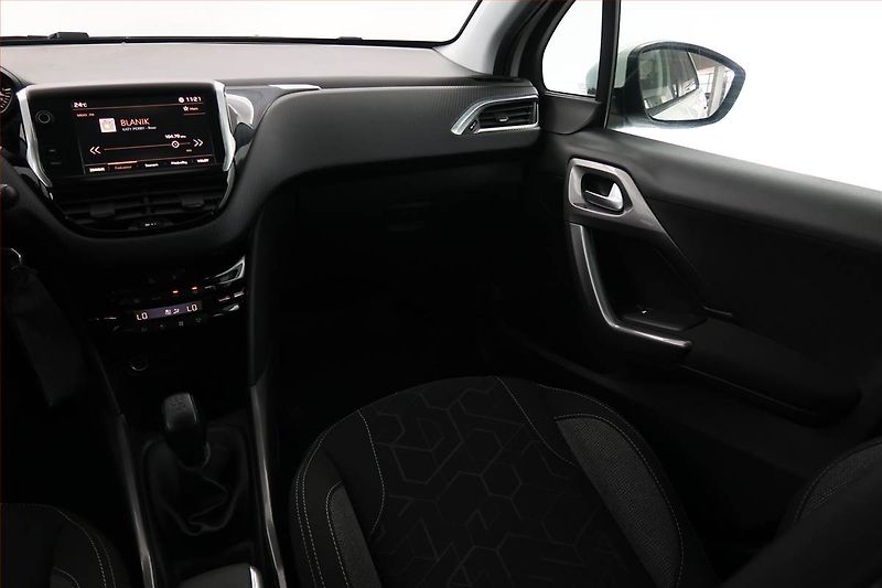 Peugeot 2008 (2017) 1.2 PureTech, Serv.kniha - fotka 8 z 17