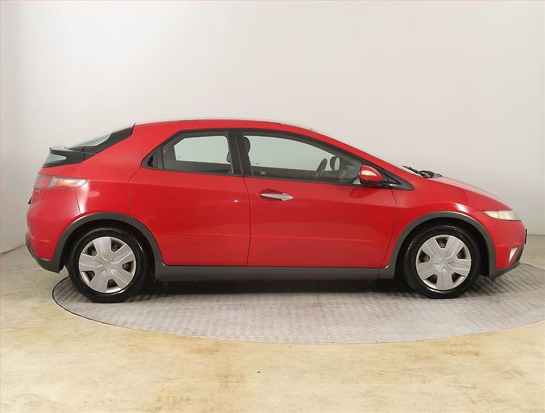 Honda Civic (2009) 1.8 i - fotka 6 z 17