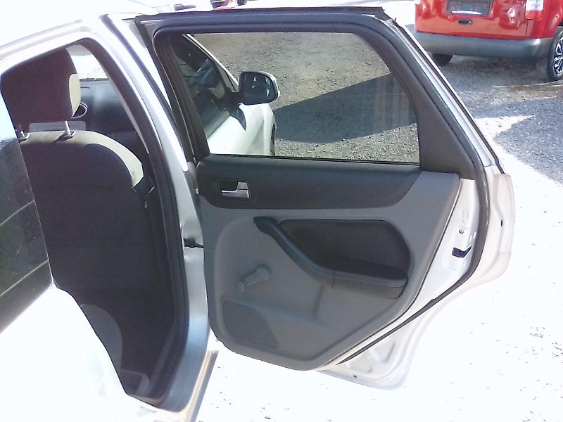 Ford Focus (2008) 1.6i 16V, kombi, 2.majitel - fotka 22 z 30