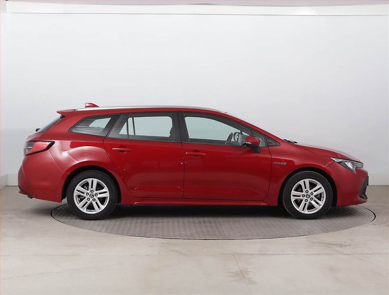 Toyota Corolla (2021) 1.8 Hybrid - fotka 6 z 18