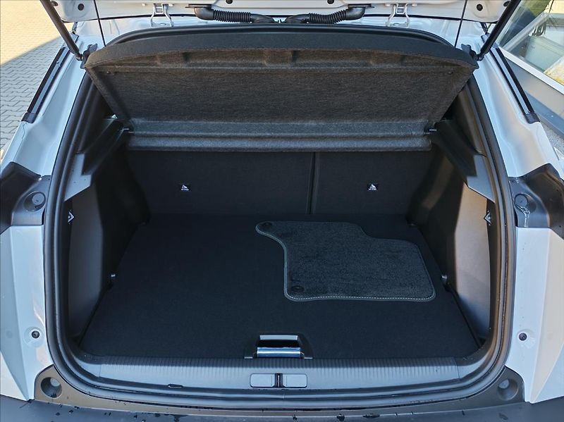 Peugeot 2008 (2026) 1,2 2008 GT Hybrid 145 e-DCS6 - fotka 9 z 17