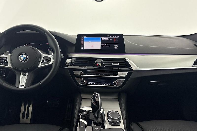BMW Řada 5 530d xDrive - fotka 8 z 27