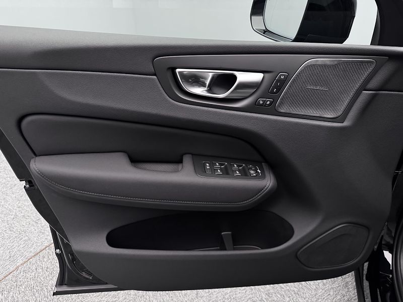 Volvo XC60 (2026) B5 AWD AUT ULTRA BLACK EDITION - fotka 7 z 24