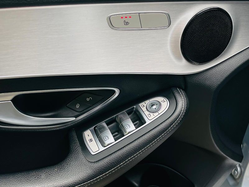 Mercedes-Benz Třídy C 220D MANUÁL VÝHŘEV SENZORY LED - fotka 32 z 52