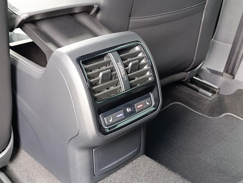 Volkswagen Passat 2.0TSI 206kW RLINE ČR 1.MAJ - fotka 15 z 39