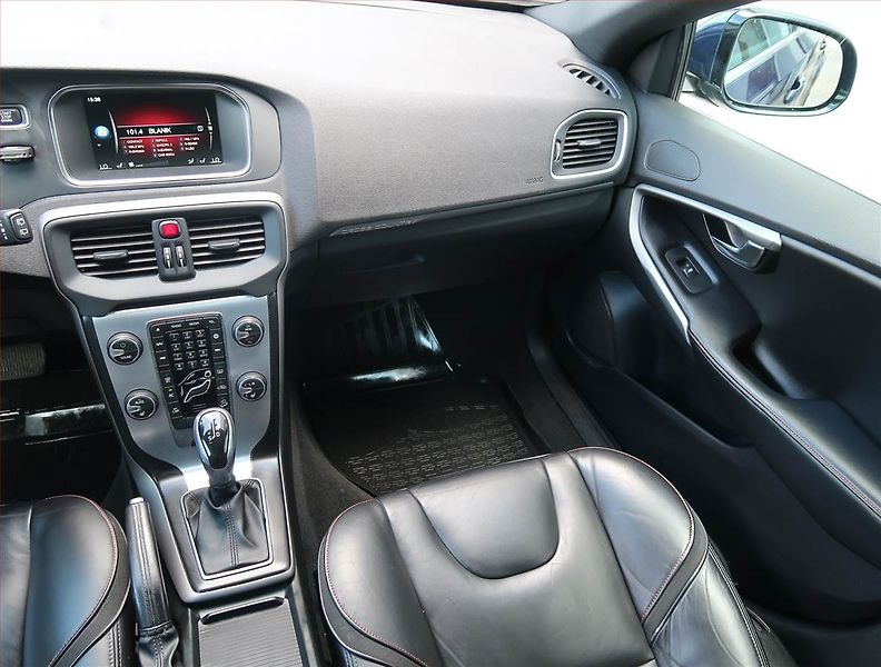 Volvo V40 (2014) 2.0 T4 AWD, 4X4, Automat - fotka 8 z 16