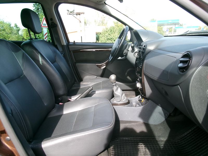 Dacia Duster 1,6 16V KLIMA 4X4 PRESTIGE  - fotka 26 z 28