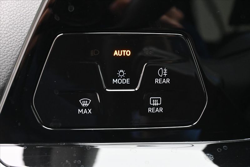 Volkswagen Golf 2,0 TDI 110 kW Life Záruka až - fotka 25 z 30