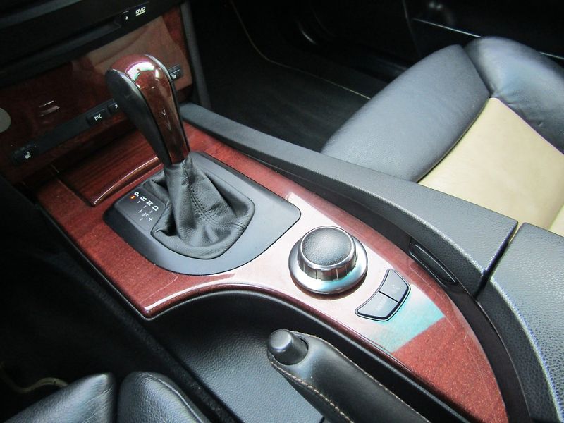 BMW Řada 5 (2006) 3.0D X-DRIVE 170kW - fotka 34 z 38