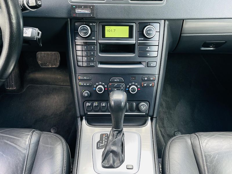 Volvo XC90 2.4D5 4x4 AUT VÝHŘEV SENZORY - fotka 37 z 44