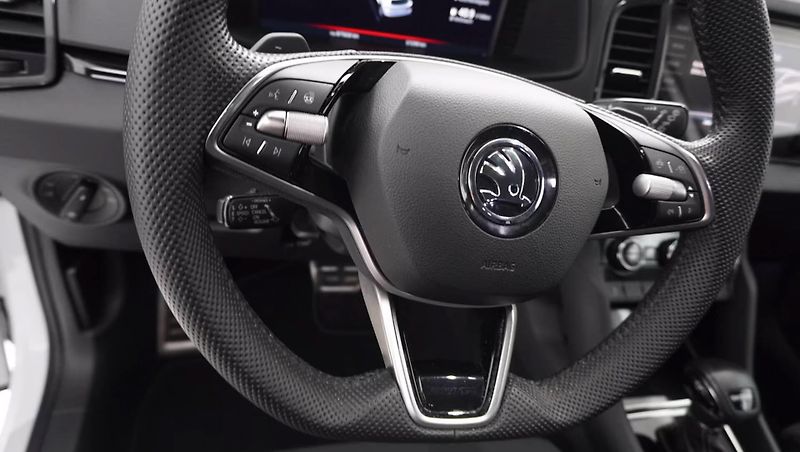 Škoda Karoq 1.5 TSI Sportline Matrix DCC - fotka 10 z 16