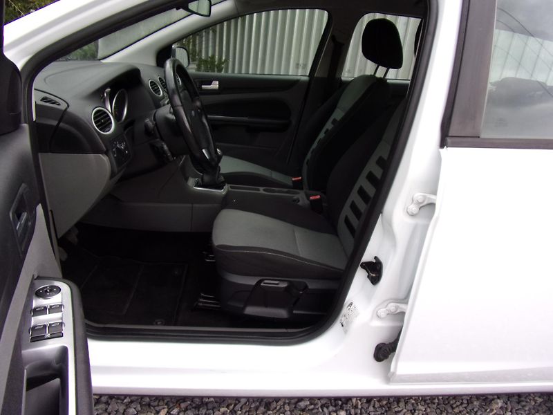 Ford Focus (2010) 1.6i74kW STYLE NYNÍ PO SERVISE - fotka 8 z 19