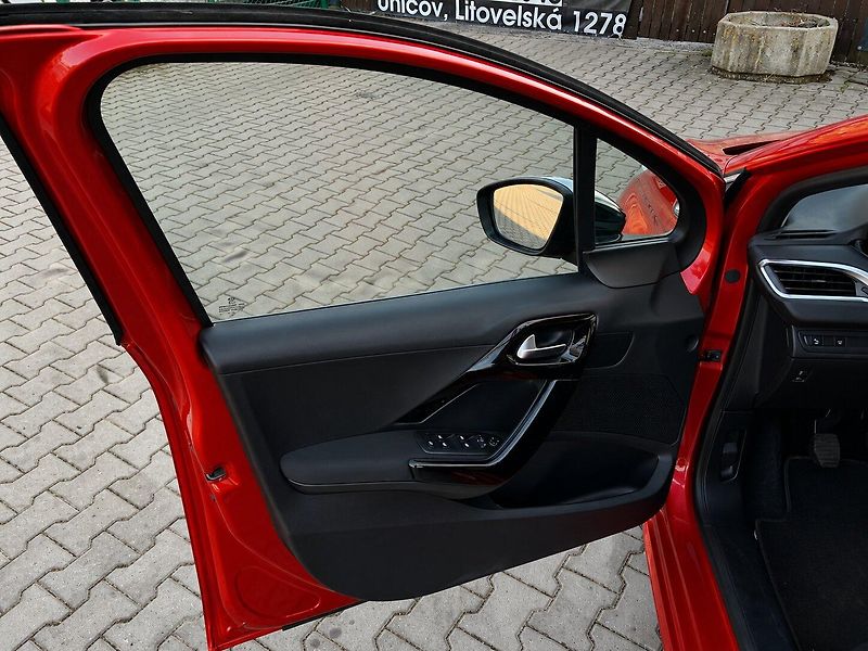 Peugeot 208 1,2I (81Kw)*MÁLO NAJETO* - fotka 14 z 15
