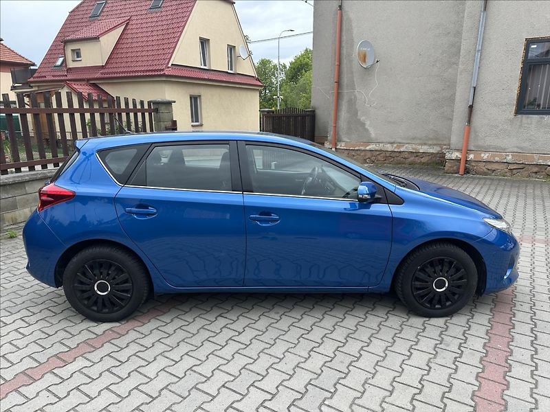 Toyota Auris 1,6 EXCLUSIVE - fotka 4 z 28