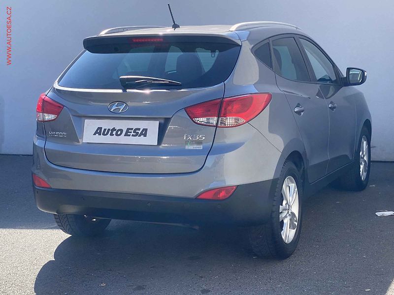 Hyundai ix35 (2013) 1.6 GDi 2WD, AC, park.čidla - fotka 4 z 16