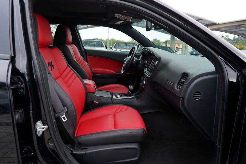 Dodge Charger 5.7 V8 Hemi R/T, kůže/AT/375 P - fotka 28 z 44