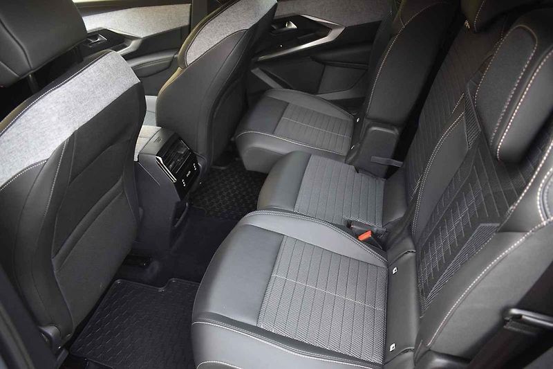 Peugeot 5008 v nové generaci narostl.