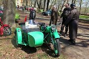 Kulatá světla, blýskající se chromy, brumlavé motory. Majitelům historických skvostů vyšla jejich první letošní projížďka na jedničku.