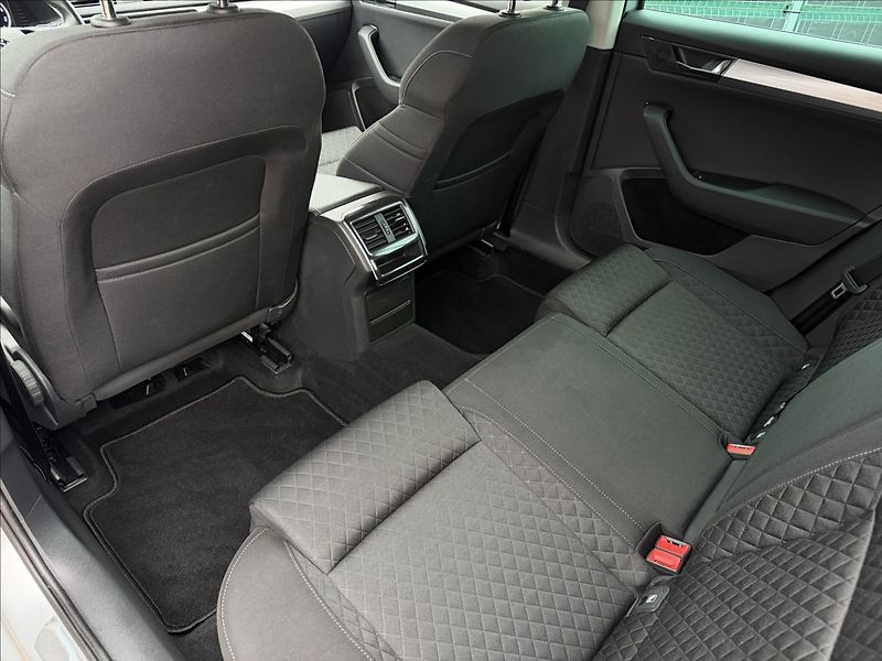 Škoda Superb 2.0 TDI Ambition/Virtual/ACC - fotka 21 z 25