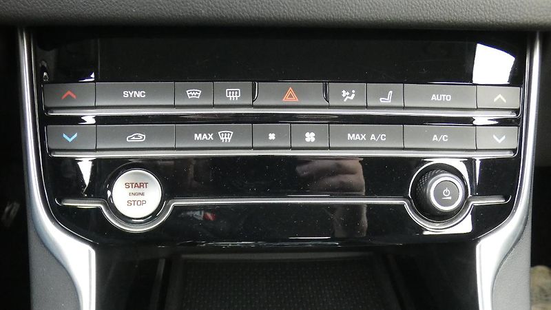 Jaguar XF 20d AWD Prestige - fotka 16 z 23