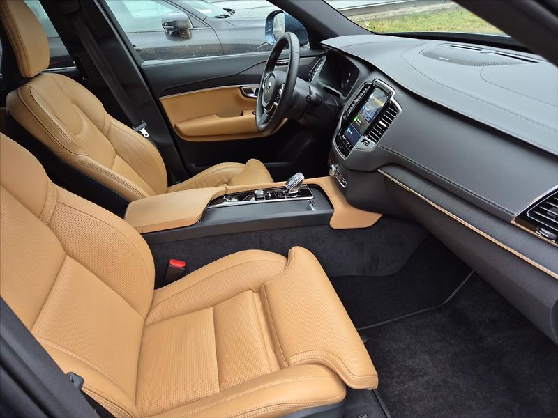 Volvo XC90 2,0 B5 AWD diesel Plus Bright - fotka 13 z 18