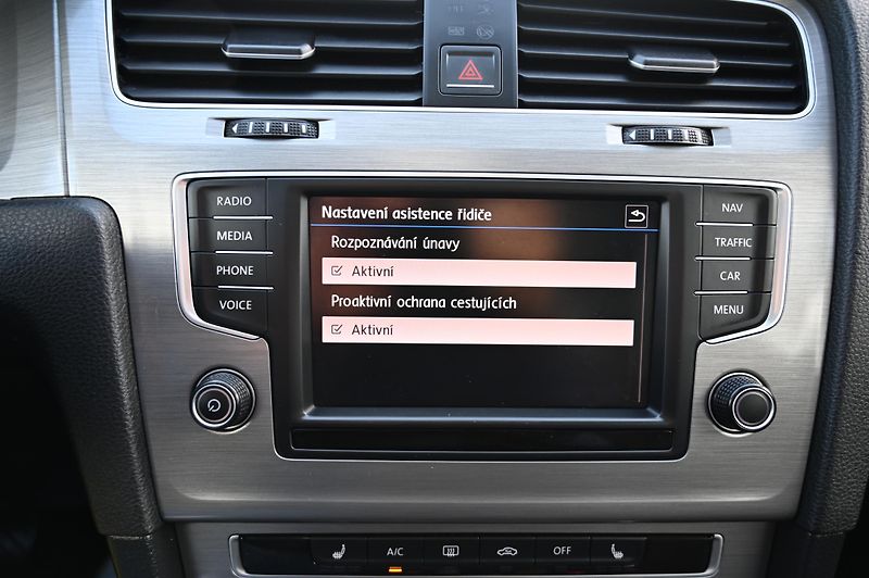 Volkswagen Golf VII 2.0TDI 110KW Highline 2/17 - fotka 16 z 57
