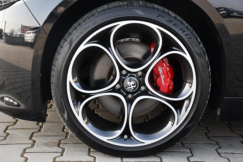 Alfa Romeo Giulia 2.0T 16V 206kW COMPETIZIONE 1M - fotka 40 z 43