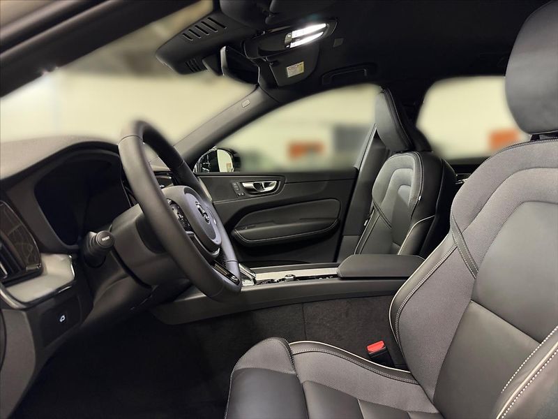 Volvo XC60 (2025) 2,0 B5 AWD Plus Dark 5949 - fotka 7 z 15