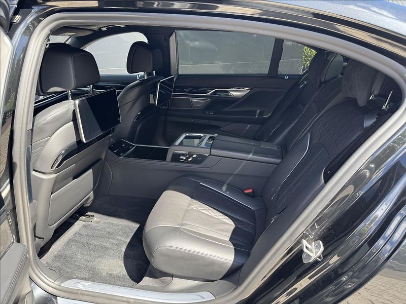 BMW Řada 7 3,0 740Ld xDrive M-Paket AT DP - fotka 13 z 45