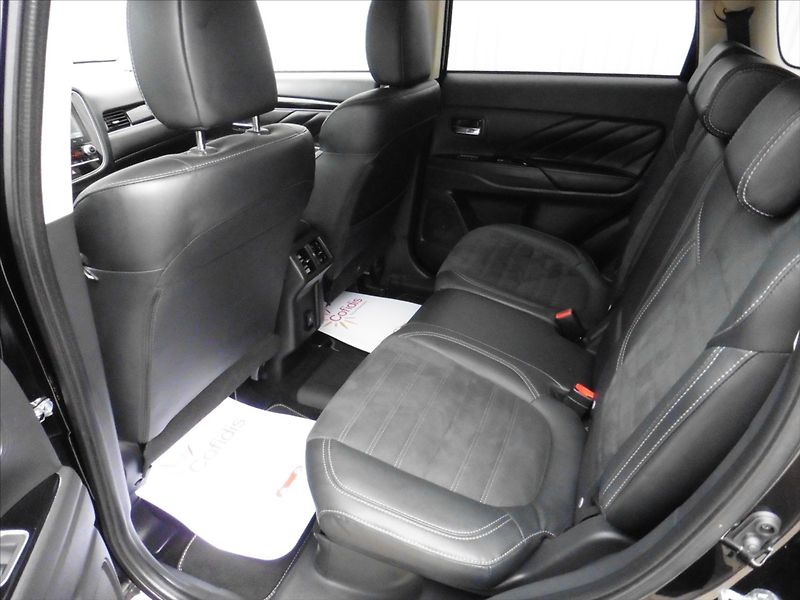 Mitsubishi Outlander 2,4 PHEV Instyle+ 1.maj. - fotka 9 z 19