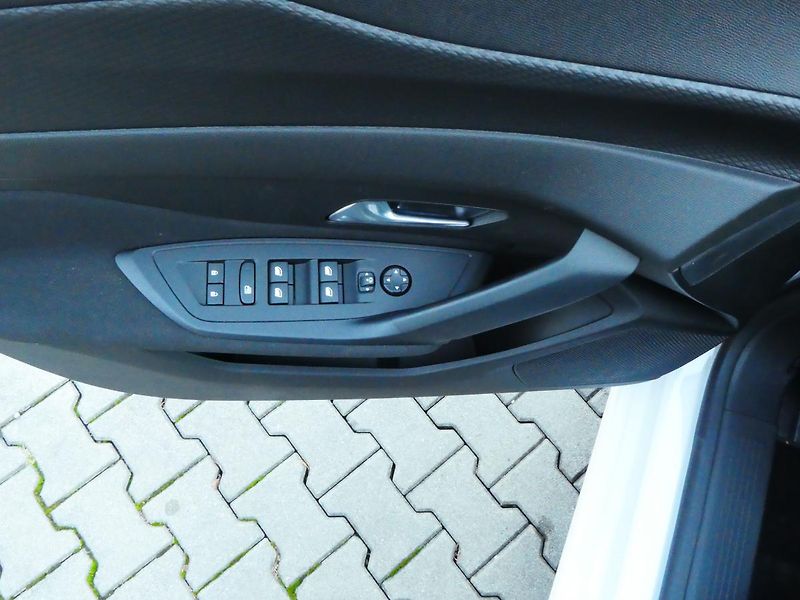 Peugeot 308 SW ACTIVE PT 130k EAT8 - fotka 12 z 26