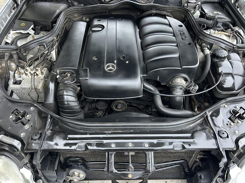 Mercedes-Benz Třídy E E 220 CDI Elegance - fotka 29 z 35