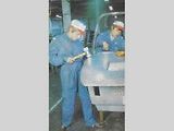 Škodováčtí učni při práci na voze
