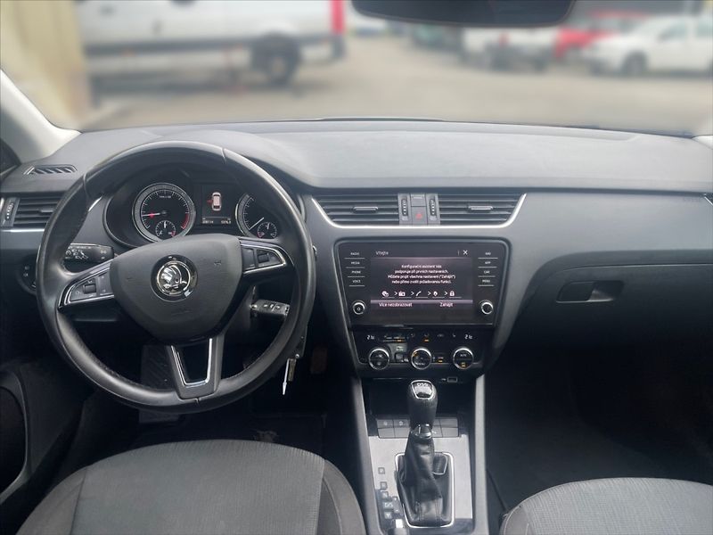 Škoda Octavia 2,0 TDI Style DSG - fotka 9 z 11