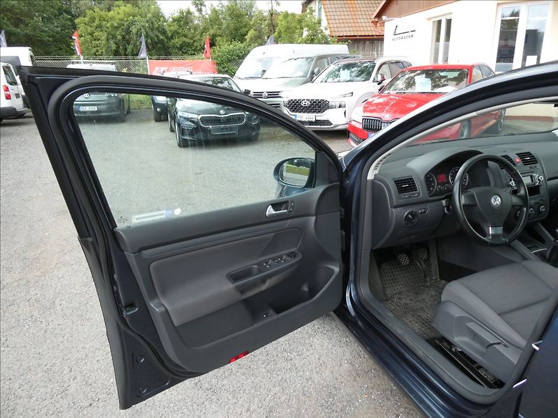 Volkswagen Golf 1,4 i16V serviska,ČR,2.majitel - fotka 19 z 49