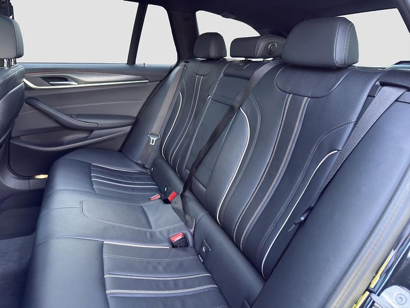 BMW Řada 5 530d xDrive Touring - fotka 16 z 22