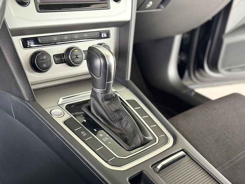 Volkswagen Passat 1,6TDI DSG*ComfortLine*ACC*Nav - fotka 23 z 32