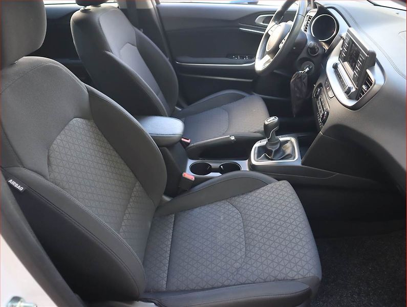 Kia Ceed (2022) 1.0 T-GDI, Serv.kniha - fotka 9 z 17